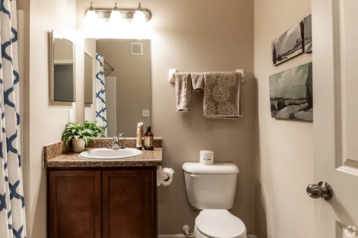 Four Pointe Apartments | Columbus, OH | Bathroom
