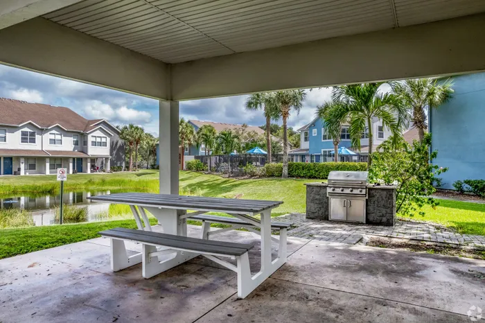 Calais Park Apartments | St. Petersburg, FL | Picnic Area & Grilling Station