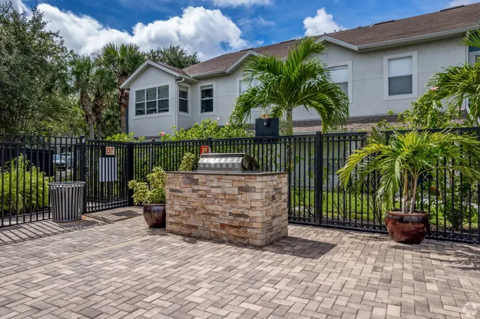 Calais Park Apartments | St. Petersburg, FL | Outdoor Grilling Stations