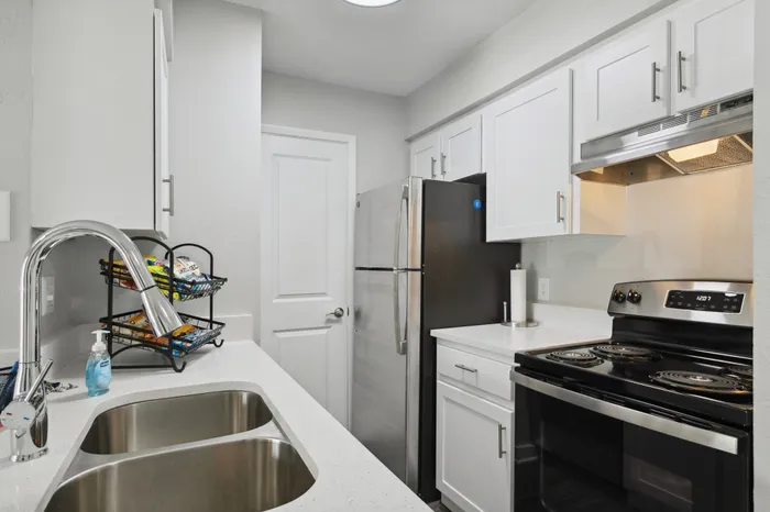 Bay Crossing | Tampa, FL | Kitchen w/ White Cabinetry