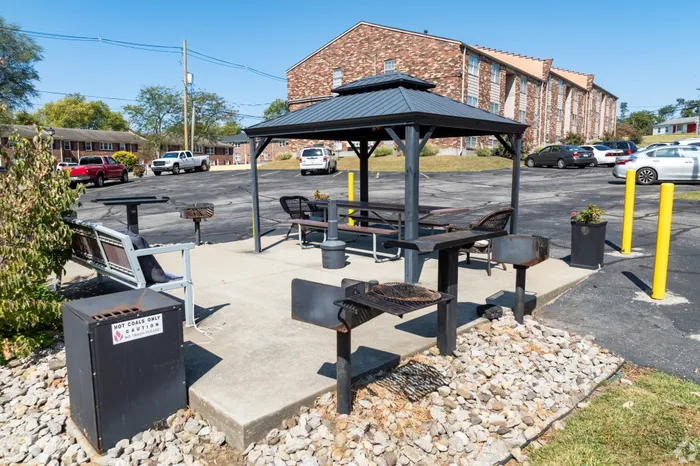 Skyview Commons | Jeffersontown, KY | Outdoor Picnic Area & Grilling Station