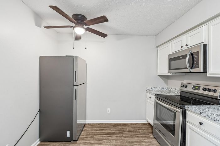 Skyview Commons | Jeffersontown, KY | Kitchen w/ Stainless Steel Appliances