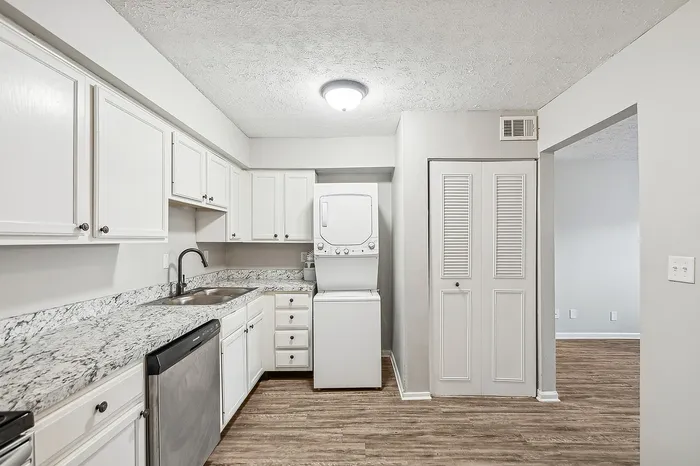 Skyview Commons | Jeffersontown, KY | Spacious Kitchen w/ Washer & Dryer