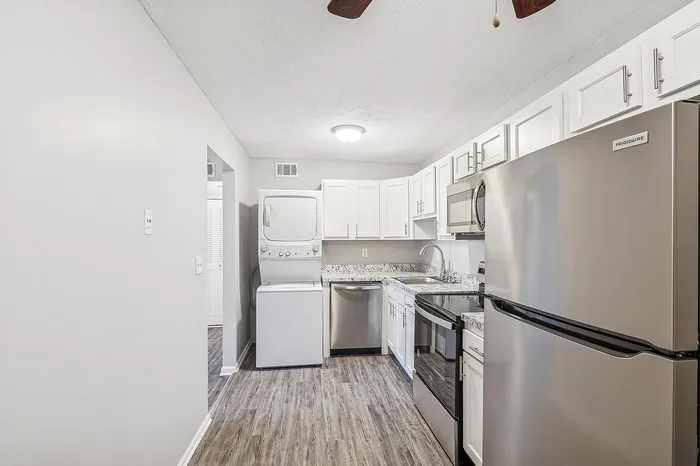 Skyview Commons | Jeffersontown, KY | Kitchen w/ White Cabinetry