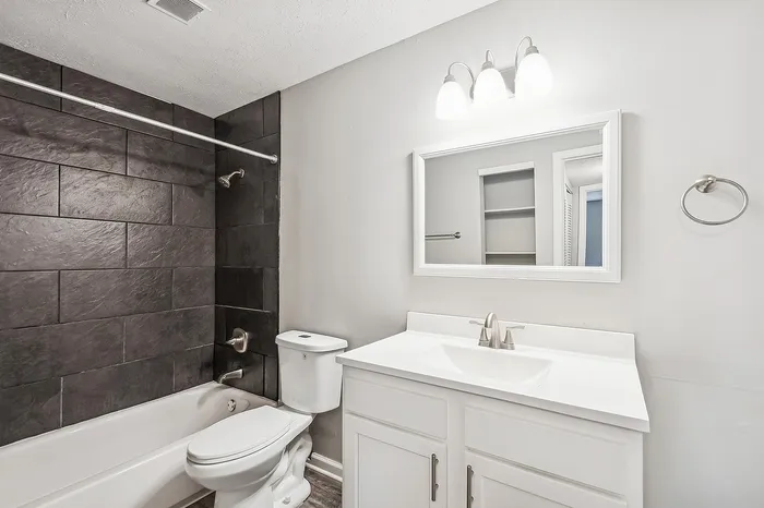 Skyview Commons | Jeffersontown, KY | Modern Bathroom