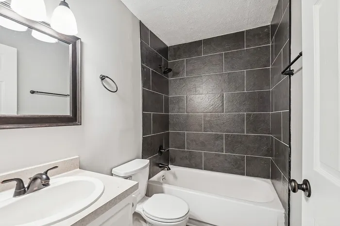 Skyview Commons | Jeffersontown, KY | Bathroom w/ Shower & Tub
