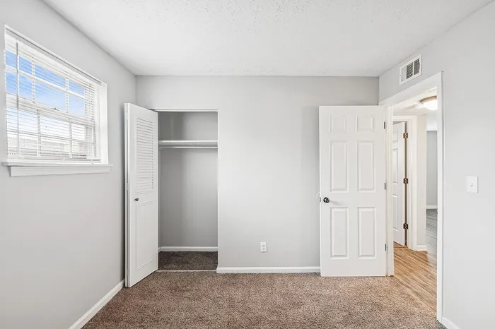 Skyview Commons | Jeffersontown, KY | Bedroom w/ Walk-In Closet