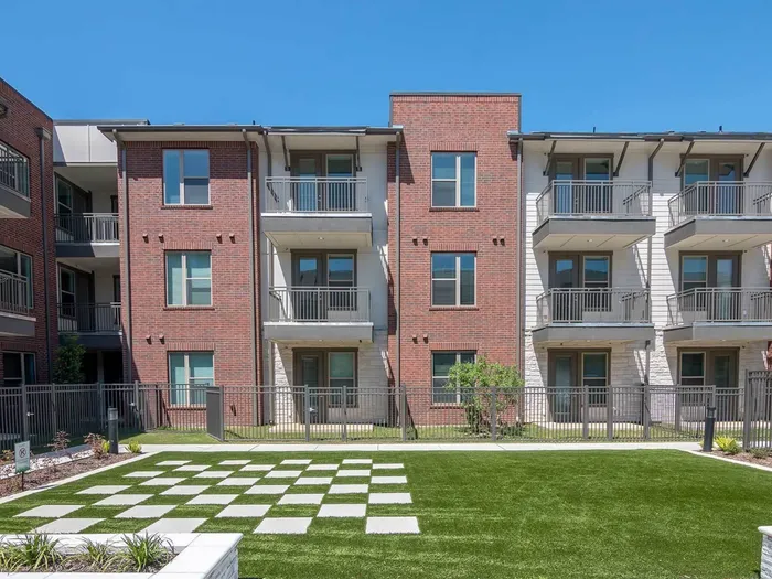 Courtyard Area | Apartments in Grand Prairie, TX | Riverside Place