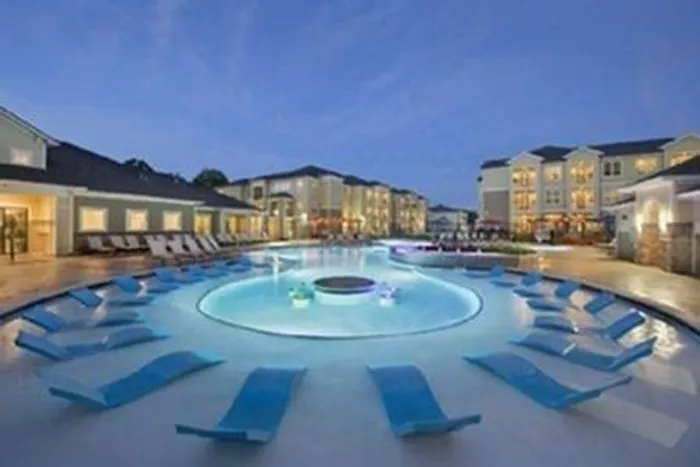 Sparkling Pool | Domain Oxford | Apartments Near Oxford University