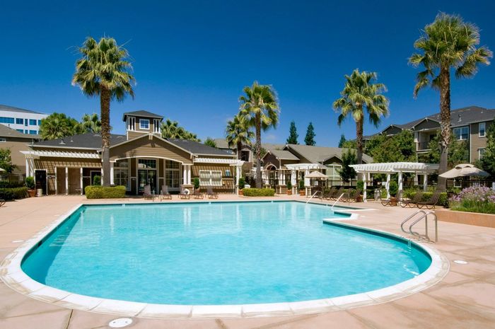 Pool and leasing office | Apartments in Dublin, CA | Fountains at Emerald Park