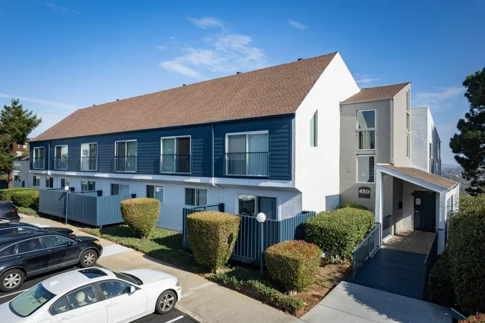 Quality Landscaping | Summit at Sausalito | Luxury Apartments at Sausalito