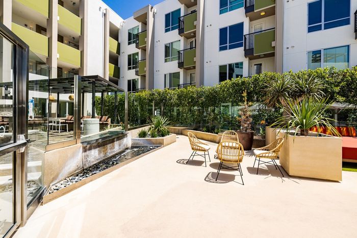 Outdoor Seating Area and Water Feature | Brio Apartments | Apartment in Glendale, CA