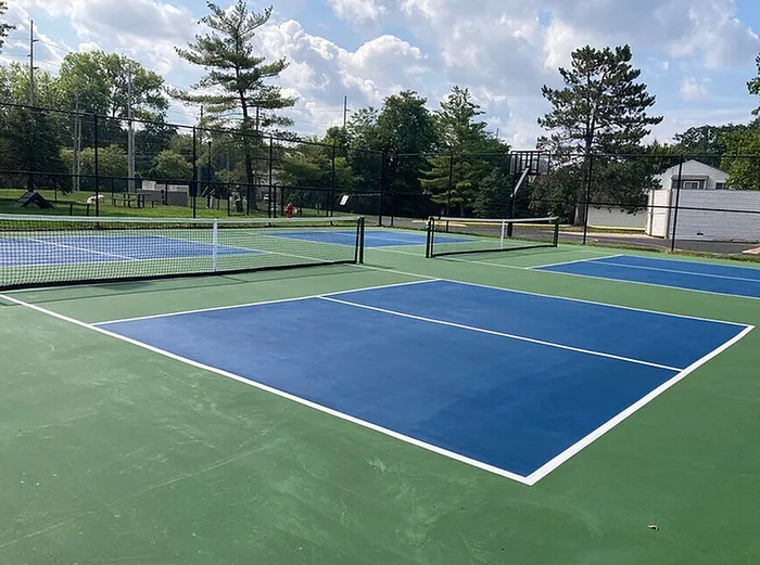 Tennis court with fencing at Scandia Apartments