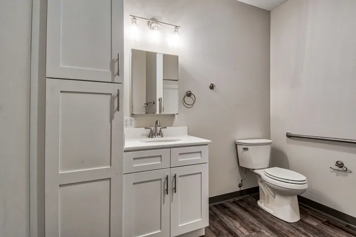 Retreat Bathroom | Apartments Evansville, IN | Retreat at Leisure Living