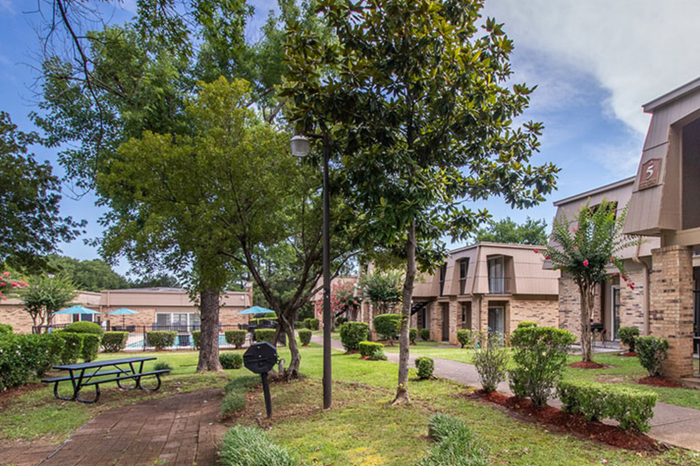 Grilling station in the courtyard at South Pointe Apartments