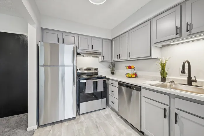 Center Court Apartments - Modern Kitchen