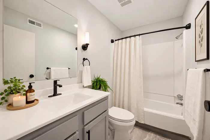 Center Court Apartments - Modern Bathroom