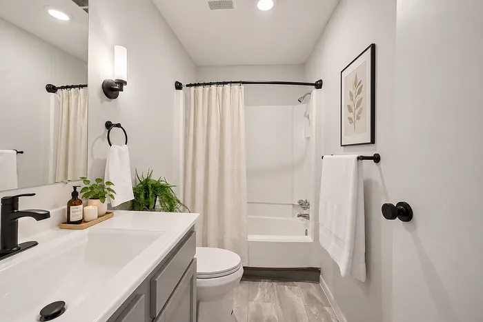 Center Court Apartments - Modern Bathroom