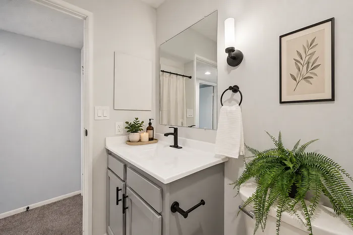 Center Court Apartments - Modern Bathroom
