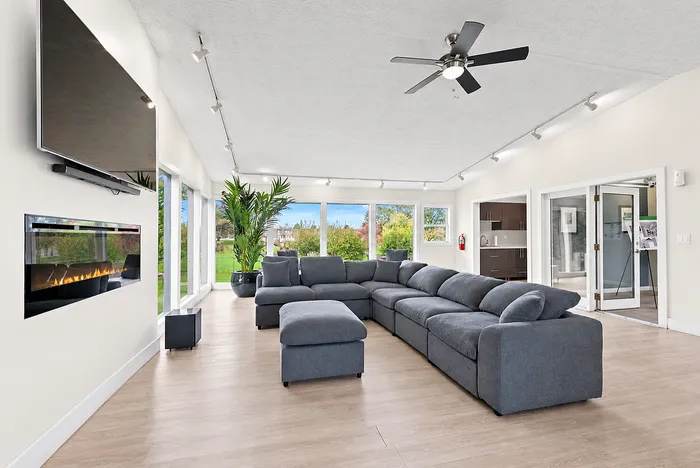 Center Court Apartments - Spacious Living Room