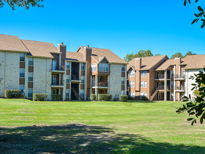 Exterior of Buildings | Green Space | Willow Brooks Apartments