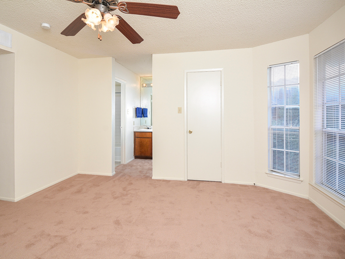 B1 Primary Bedroom | Oak Springs Apartments