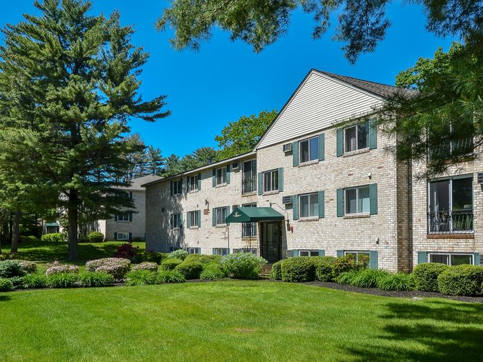 Entrance to Building | Patriots Park Apts