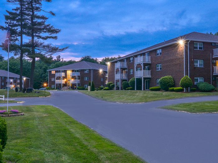 Mature Landscaping | Amesbury Apartments | Lonvale Gardens