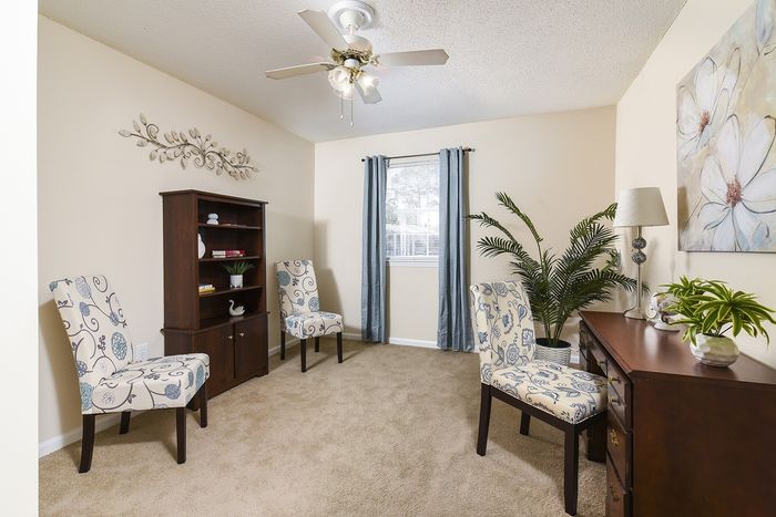 Guest bedroom as home office | Desk | Chair | Book shelf