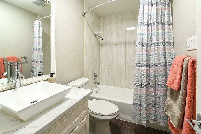 2/2 Upgraded Hall Bathroom