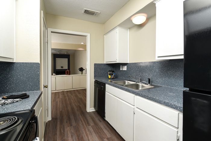 2/2 Classic Kitchen looking into the livings room