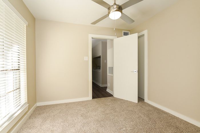 Bedroom | one bedroom | carpet | ceiling fan |