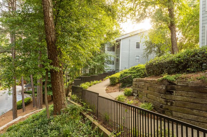 Walking trails near Pointe at Canyon Ridge apartments for rent in Atlanta, GA