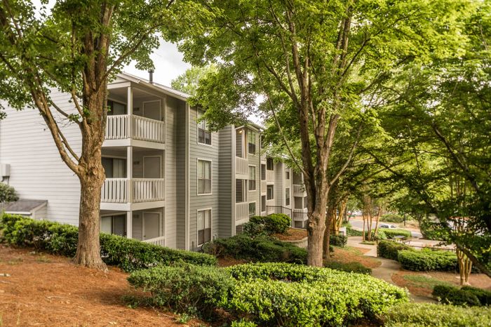Lush landscaped grounds at Pointe at Canyon Ridge apartments for rent in Atlanta, GA