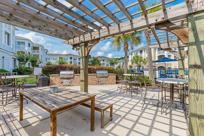 Outdoor picnic area at St. James at Goose Creek apartments for rent in Charleston, SC