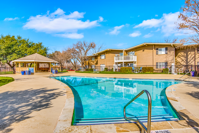 Pool with sundeck, kazebo