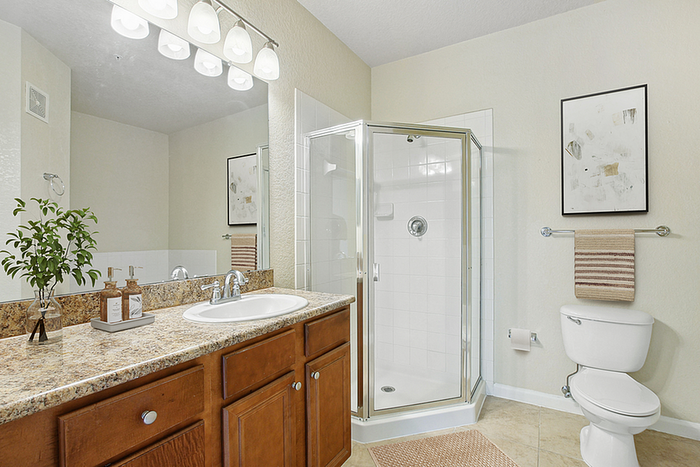 Halston Park Central - Modern Bathroom