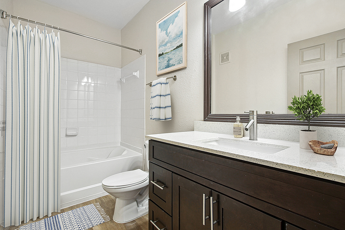 Halston Park Central - Modern Bathroom
