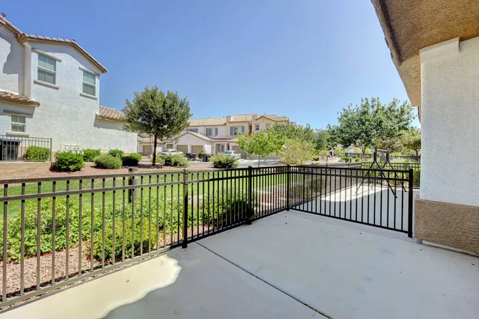 logan-at-southern-highlands-townhomes-fenced-patios