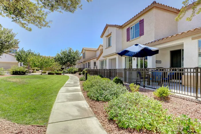 logan-at-southern-highlands-townhomes-fenced-patios