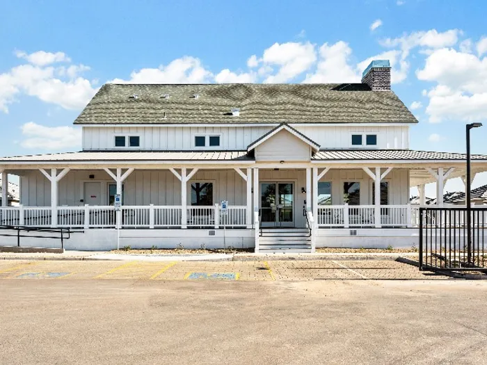 clubhouse-wrap-around-porch