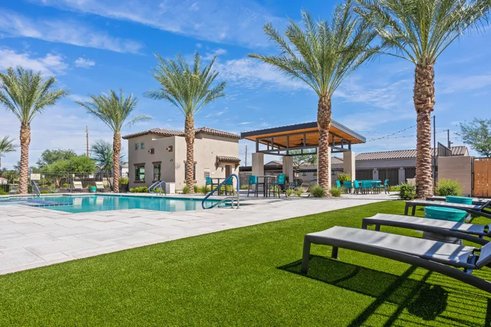 logan-at-deer-valley-resort-pool-sundeck