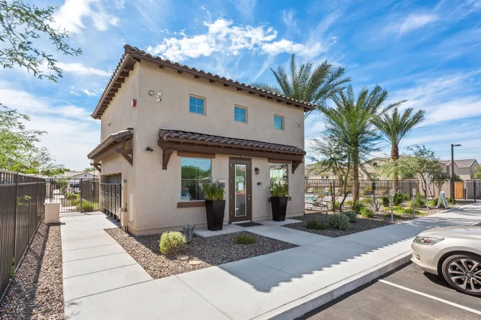 logan-at-deer-valley-leasing-office