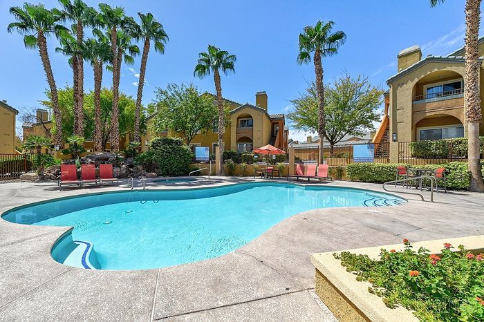 logan-charleston-pool