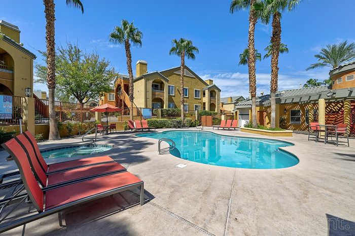 logan-charleston-pool