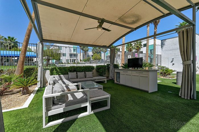 south-beach-exteriro-cabana