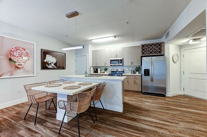 south-beach-dining-kitchen