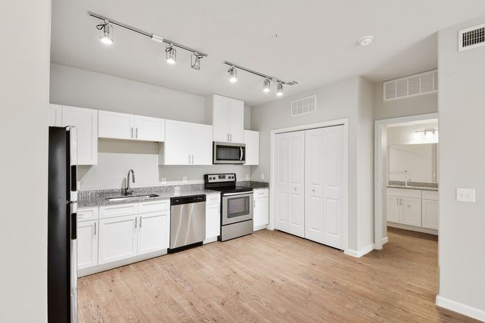 Spacious kitchen with hardwood floors, accessible cabinets and stainless steel appliances in Lantower Edgewater