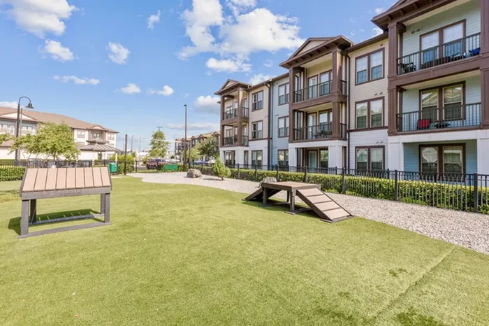 Pet Park with running space and a ramp at Lantower Grande Flats Apartments.