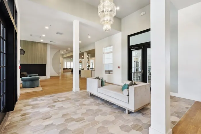 Tortuga Bay at Waterford Lakes leasing office with bright lighting and modern finishes.